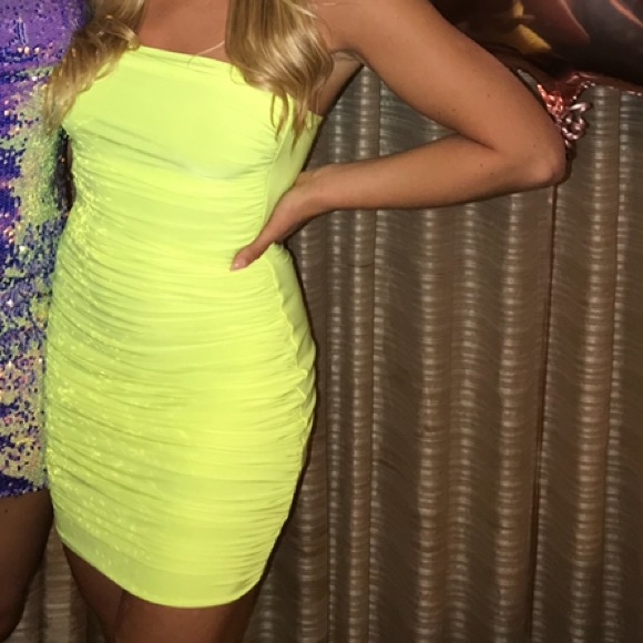 PrettyLittleThing Dresses & Skirts - Neon green scrunch dress 💚